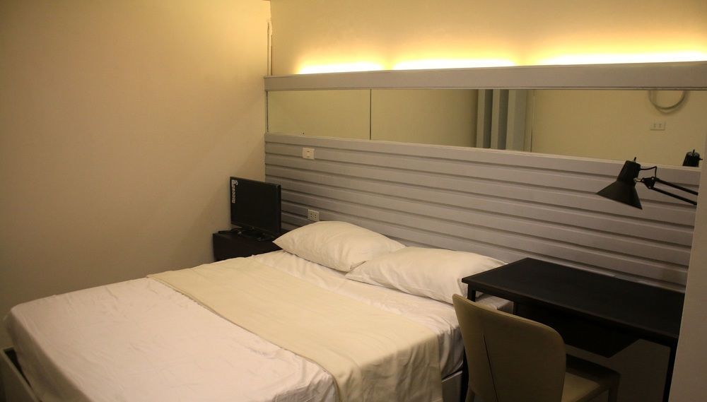 Hometown Hotel - Lacson Баколод Екстер'єр фото